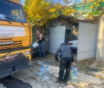 В Кировском внутригородском районе при поддержке региона-шефа Московская область продолжается подвоз воды для жителей домов, в которые в установленный графиком день не поступила вода