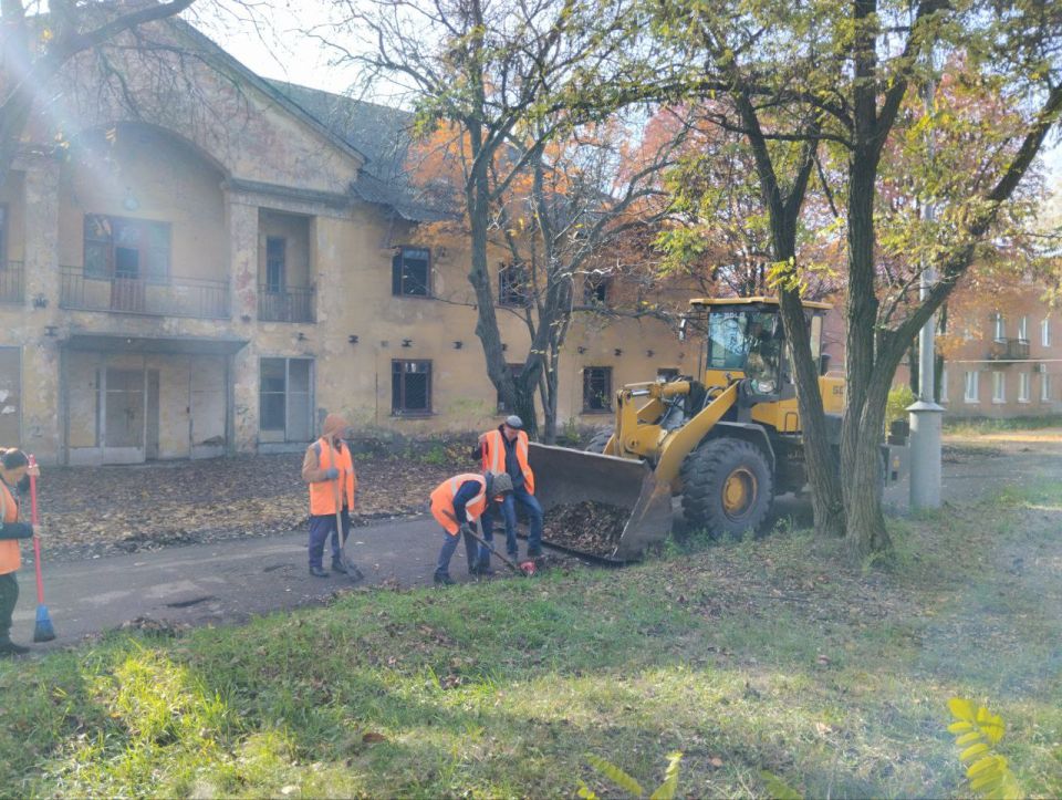 30 октября, с целью приведения территории в надлежащее санитарное состояние силами МУП АГМ «Перспектива» ведутся работы по уборке смета под бордюром вдоль проезжей части автодороги по ул. Кремлевской 30 октября, с целью приведения территории в надлежащее санитарное состояние силами МУП АГМ «Перспектива» ведутся работы по уборке смета под бордюром вдоль проезжей части автодороги по ул. Кремлевской