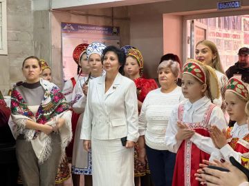 Сегодня, 30 октября 2025 года, в ГБОУ «ЛИЦЕЙ № 2 Г.О. МАКЕЕВКА» в рамках Всероссийского фестиваля русской кухни состоялось заседание семейного клуба «Маленькие взрослые» на тему «Я русский», посвящённое Дню народного единства