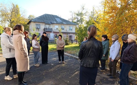 30 октября спикер Наталья Терлецкая провела встречу с возле дома № 10 А по улице 40 лет Октября в жилом массиве шахты № 21