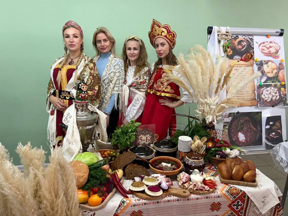 Сегодня, 30 октября 2025 года, в ГБОУ «ЛИЦЕЙ № 2 Г.О. МАКЕЕВКА» в рамках Всероссийского фестиваля русской кухни состоялось заседание семейного клуба «Маленькие взрослые» на тему «Я русский», посвящённое Дню народного единства Сегодня, 30 октября 2025 года, в ГБОУ «ЛИЦЕЙ № 2 Г.О. МАКЕЕВКА» в рамках Всероссийского фестиваля русской кухни состоялось заседание семейного клуба «Маленькие взрослые» на тему «Я русский», посвящённое Дню народного единства