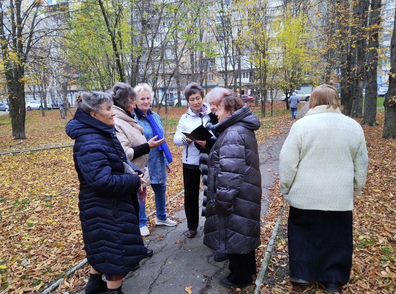 Сегодня, 31 октября, лидер общественного мнения Галина Комар провела встречу с жителями жилого массива Горького во дворе дома № 67-б по улице Малиновского в Червоногвардейском районе