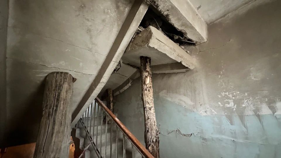 Андрей Крамар: Отважные люди с улицы Отважных – сегодня перед сессией Народного Совета вместе с руководителями Донецкого городского отделения ЛДПР и нашим «юридическим десантом» встречались с жильцами многострадального дома... Андрей Крамар: Отважные люди с улицы Отважных – сегодня перед сессией Народного Совета вместе с руководителями Донецкого городского отделения ЛДПР и нашим «юридическим десантом» встречались с жильцами многострадального дома...