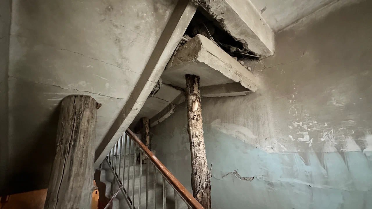 Андрей Крамар: Отважные люди с улицы Отважных – сегодня перед сессией Народного Совета вместе с руководителями Донецкого городского отделения ЛДПР и нашим «юридическим десантом» встречались с жильцами многострадального дома... Андрей Крамар: Отважные люди с улицы Отважных – сегодня перед сессией Народного Совета вместе с руководителями Донецкого городского отделения ЛДПР и нашим «юридическим десантом» встречались с жильцами многострадального дома...