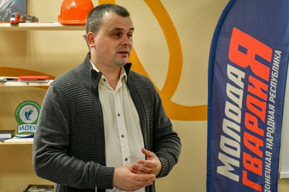 Владислав Ключаров: Сегодня я с особой радостью хочу поделиться с вами успехами наших юных земляков, которые приняли участие в турнире «Лига ораторов», организованном молодёжной организацией «Молодая Гвардия Единой России» Владислав Ключаров: Сегодня я с особой радостью хочу поделиться с вами успехами наших юных земляков, которые приняли участие в турнире «Лига ораторов», организованном молодёжной организацией «Молодая Гвардия Единой России»