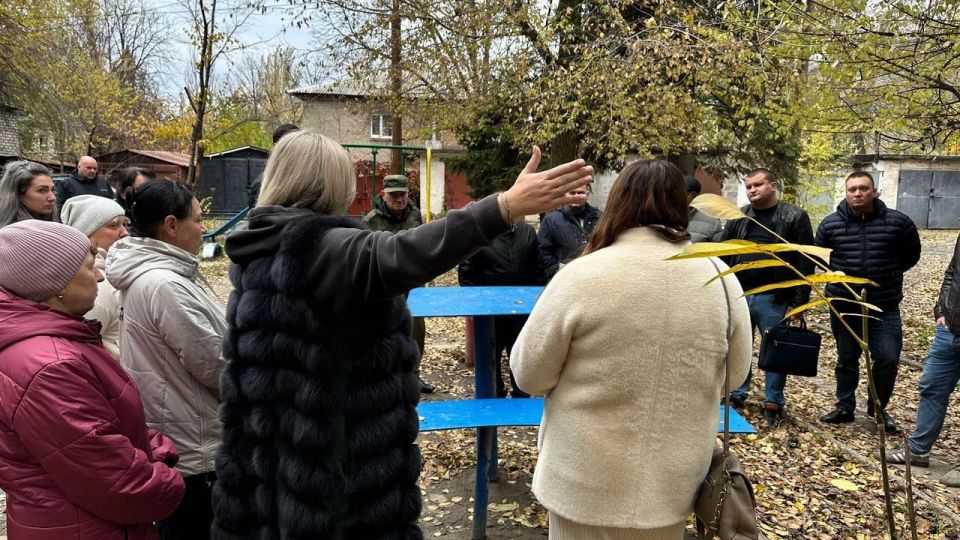 Андрей Крамар: Отважные люди с улицы Отважных – сегодня перед сессией Народного Совета вместе с руководителями Донецкого городского отделения ЛДПР и нашим «юридическим десантом» встречались с жильцами многострадального дома... Андрей Крамар: Отважные люди с улицы Отважных – сегодня перед сессией Народного Совета вместе с руководителями Донецкого городского отделения ЛДПР и нашим «юридическим десантом» встречались с жильцами многострадального дома...