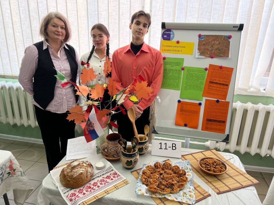 30 октября в ГБОУ «ЛИЦЕЙ № 2 Г.О. МАКЕЕВКА» в рамках Всероссийского фестиваля русской кухни состоялось заседание семейного клуба «Маленькие взрослые» на тему «Я русский», посвящённое Дню народного единства 30 октября в ГБОУ «ЛИЦЕЙ № 2 Г.О. МАКЕЕВКА» в рамках Всероссийского фестиваля русской кухни состоялось заседание семейного клуба «Маленькие взрослые» на тему «Я русский», посвящённое Дню народного единства