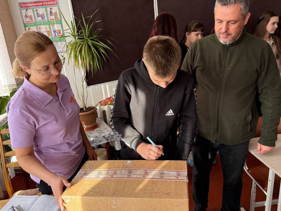 Депутат #Комитет_по_поддержке_участников_СВО Андрей Баевский провел урок мужества в одной из макеевских школ, приуроченный ко Дню народного единства Депутат #Комитет_по_поддержке_участников_СВО Андрей Баевский провел урок мужества в одной из макеевских школ, приуроченный ко Дню народного единства