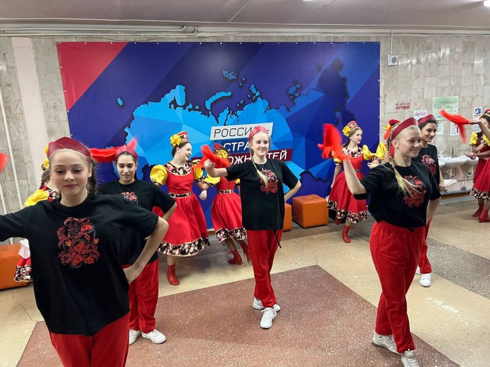 30 октября в ГБОУ «ЛИЦЕЙ № 2 Г.О. МАКЕЕВКА» в рамках Всероссийского фестиваля русской кухни состоялось заседание семейного клуба «Маленькие взрослые» на тему «Я русский», посвящённое Дню народного единства 30 октября в ГБОУ «ЛИЦЕЙ № 2 Г.О. МАКЕЕВКА» в рамках Всероссийского фестиваля русской кухни состоялось заседание семейного клуба «Маленькие взрослые» на тему «Я русский», посвящённое Дню народного единства