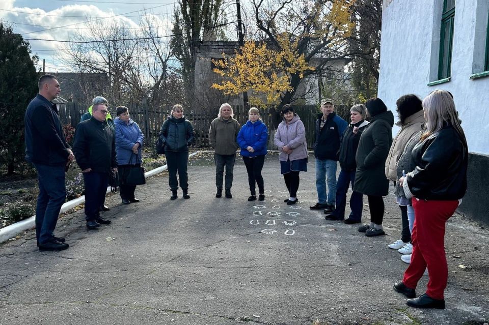 Андрей Крамар: Отважные люди с улицы Отважных – сегодня перед сессией Народного Совета вместе с руководителями Донецкого городского отделения ЛДПР и нашим «юридическим десантом» встречались с жильцами многострадального дома... Андрей Крамар: Отважные люди с улицы Отважных – сегодня перед сессией Народного Совета вместе с руководителями Донецкого городского отделения ЛДПР и нашим «юридическим десантом» встречались с жильцами многострадального дома...