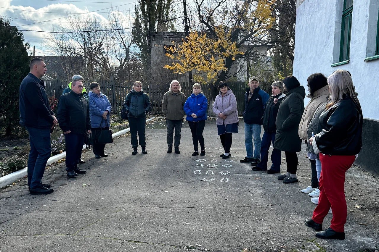 Андрей Крамар: Отважные люди с улицы Отважных – сегодня перед сессией Народного Совета вместе с руководителями Донецкого городского отделения ЛДПР и нашим «юридическим десантом» встречались с жильцами многострадального дома... Андрей Крамар: Отважные люди с улицы Отважных – сегодня перед сессией Народного Совета вместе с руководителями Донецкого городского отделения ЛДПР и нашим «юридическим десантом» встречались с жильцами многострадального дома...