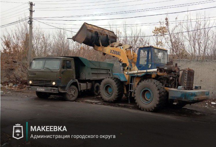 В Макеевке следят за чистотой у контейнерных площадок В Макеевке следят за чистотой у контейнерных площадок