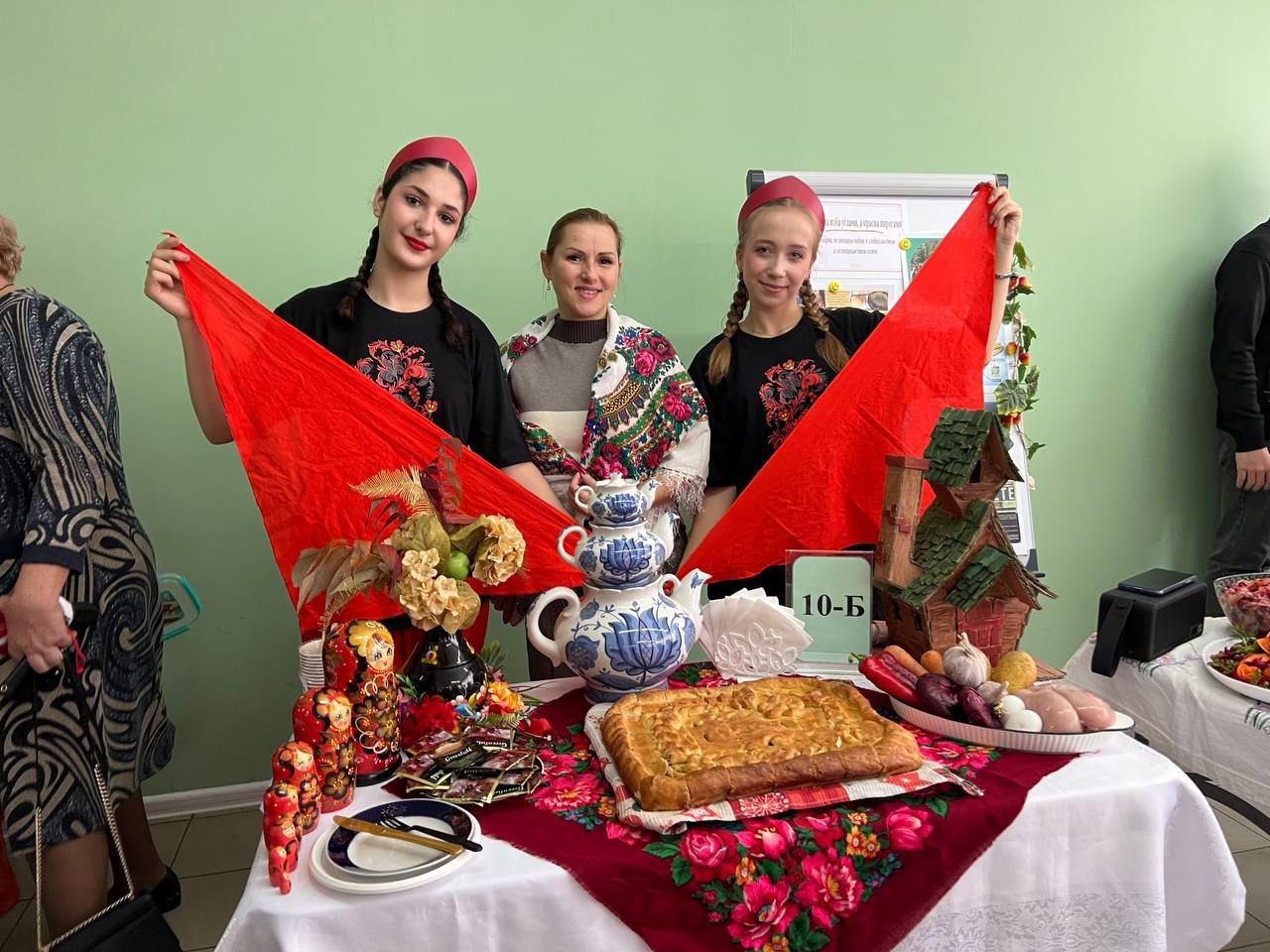 30 октября в ГБОУ «ЛИЦЕЙ № 2 Г.О. МАКЕЕВКА» в рамках Всероссийского фестиваля русской кухни состоялось заседание семейного клуба «Маленькие взрослые» на тему «Я русский», посвящённое Дню народного единства 30 октября в ГБОУ «ЛИЦЕЙ № 2 Г.О. МАКЕЕВКА» в рамках Всероссийского фестиваля русской кухни состоялось заседание семейного клуба «Маленькие взрослые» на тему «Я русский», посвящённое Дню народного единства