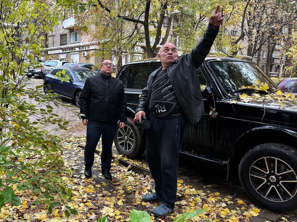 Андрей Крамар: Отважные люди с улицы Отважных – сегодня перед сессией Народного Совета вместе с руководителями Донецкого городского отделения ЛДПР и нашим «юридическим десантом» встречались с жильцами многострадального дома... Андрей Крамар: Отважные люди с улицы Отважных – сегодня перед сессией Народного Совета вместе с руководителями Донецкого городского отделения ЛДПР и нашим «юридическим десантом» встречались с жильцами многострадального дома...