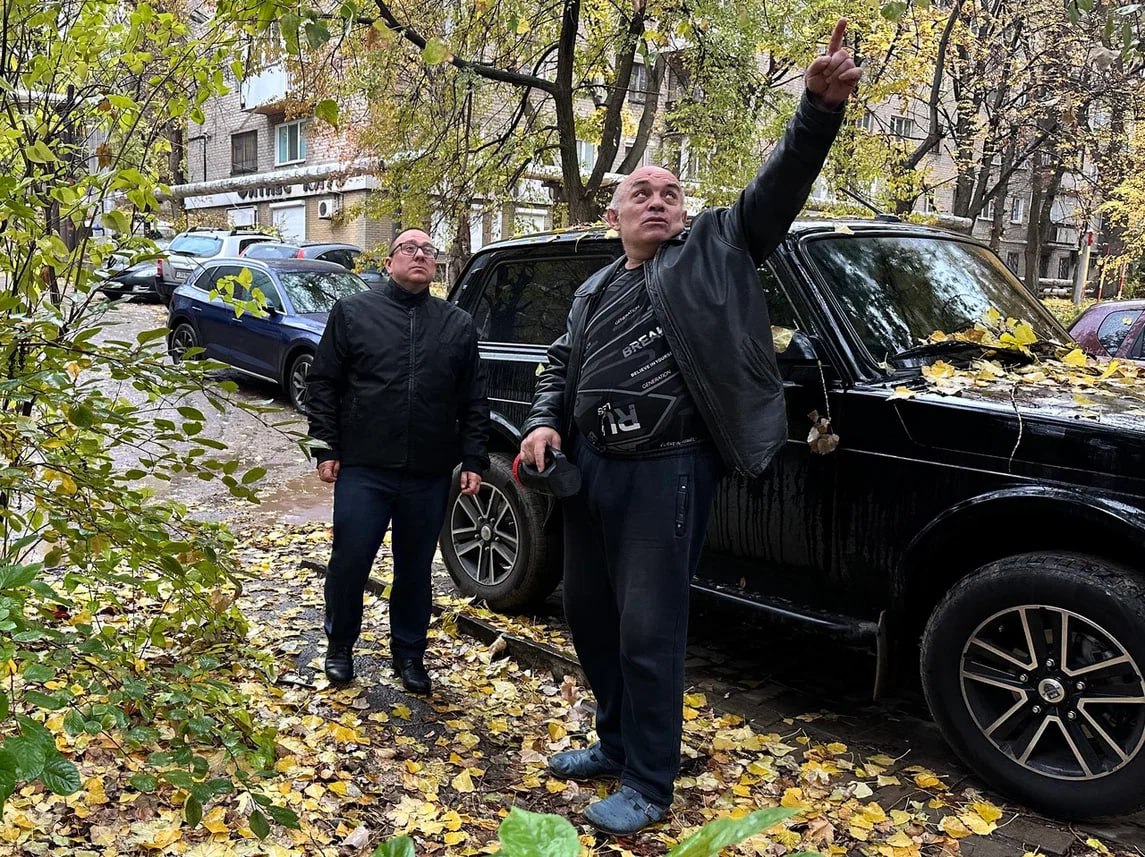 Андрей Крамар: Отважные люди с улицы Отважных – сегодня перед сессией Народного Совета вместе с руководителями Донецкого городского отделения ЛДПР и нашим «юридическим десантом» встречались с жильцами многострадального дома... Андрей Крамар: Отважные люди с улицы Отважных – сегодня перед сессией Народного Совета вместе с руководителями Донецкого городского отделения ЛДПР и нашим «юридическим десантом» встречались с жильцами многострадального дома...