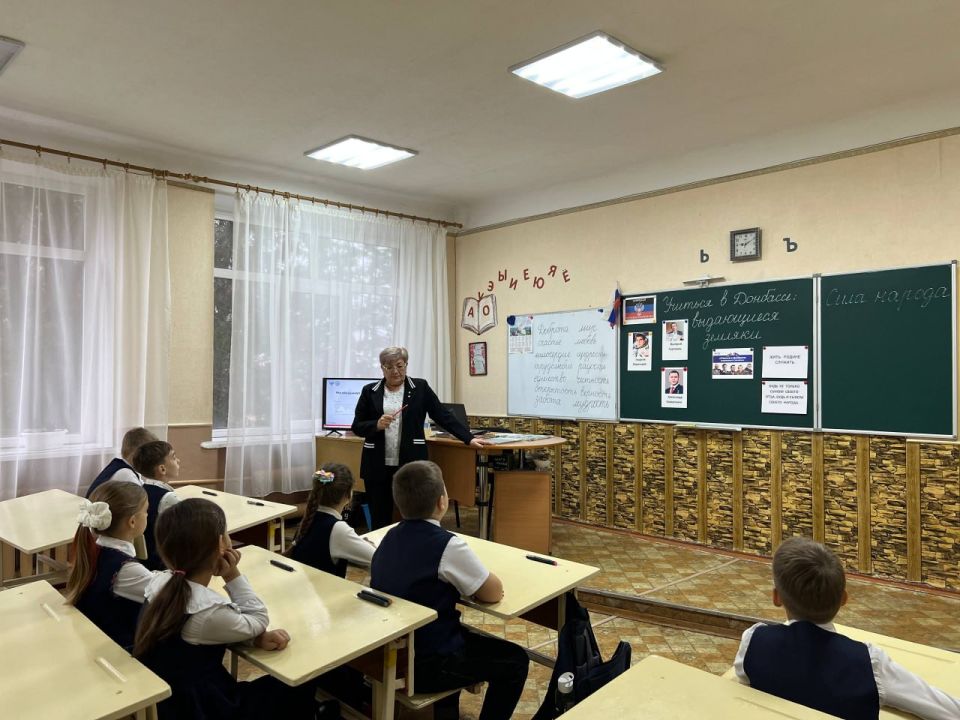 31 октября 2025 года в общеобразовательных организациях городского округа Макеевка проведено занятие в рамках регионального компонента программы курса внеурочной деятельности «Разговоры о важном» по теме «Учиться в Донбассе:... 31 октября 2025 года в общеобразовательных организациях городского округа Макеевка проведено занятие в рамках регионального компонента программы курса внеурочной деятельности «Разговоры о важном» по теме «Учиться в Донбассе:...