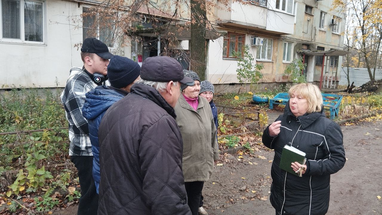Сегодня, 31 октября, в Червоногвардейском внутригородском районе лидер общественного мнения Людмила Гузар провела встречу с жителями жилого массива Горького возле дома № 44 по улице Малиновского
