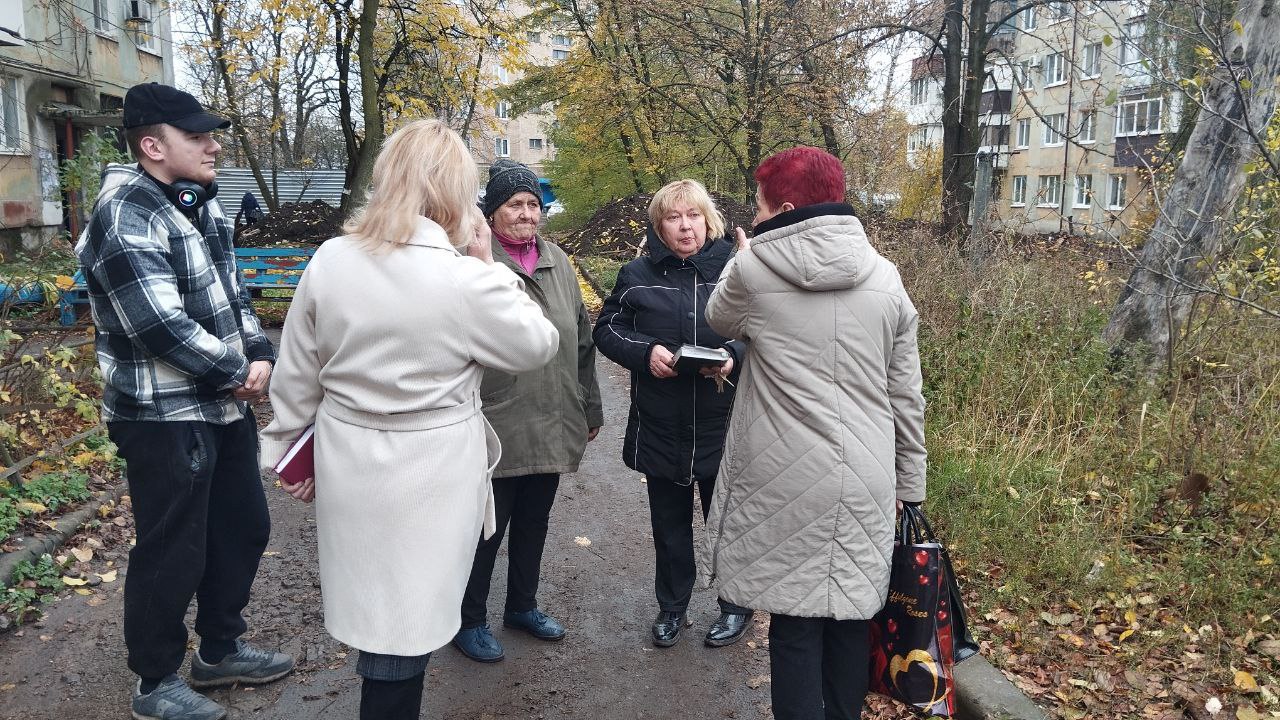 Сегодня, 31 октября, в Червоногвардейском внутригородском районе лидер общественного мнения Людмила Гузар провела встречу с жителями жилого массива Горького возле дома № 44 по улице Малиновского Сегодня, 31 октября, в Червоногвардейском внутригородском районе лидер общественного мнения Людмила Гузар провела встречу с жителями жилого массива Горького возле дома № 44 по улице Малиновского