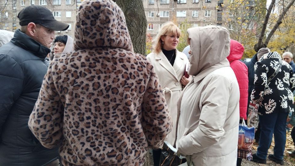 Сегодня, 1 ноября заместитель руководителя Управы Червоногвардейского внутригородского района Администрации городского округа Макеевка Татьяна Задорожная провела встречу с жителями жилого массива Калинина на придомовой... Сегодня, 1 ноября заместитель руководителя Управы Червоногвардейского внутригородского района Администрации городского округа Макеевка Татьяна Задорожная провела встречу с жителями жилого массива Калинина на придомовой...