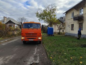 В Кировском внутригородском районе города Макеевки продолжается работа по обеспечению водой жителей, в дома которых в установленный графиком день не поступила вода