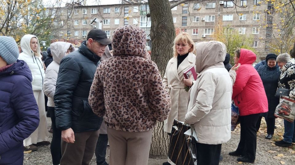 Сегодня, 1 ноября заместитель руководителя Управы Червоногвардейского внутригородского района Администрации городского округа Макеевка Татьяна Задорожная провела встречу с жителями жилого массива Калинина на придомовой... Сегодня, 1 ноября заместитель руководителя Управы Червоногвардейского внутригородского района Администрации городского округа Макеевка Татьяна Задорожная провела встречу с жителями жилого массива Калинина на придомовой...