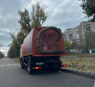 Сегодня, 1 ноября, с целью приведения территории в надлежащее санитарное состояние силами МУП АГМ «Перспектива» проведены работы по механизированной уборке проезжей части автодороги по ул. Ленина