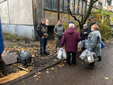Парламентарии организовали доставку 60 тонн технической воды для жителей Макеевки