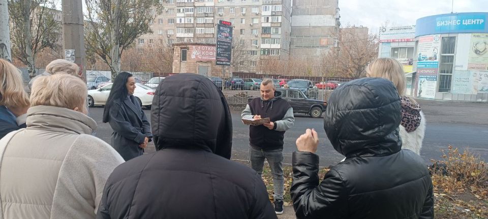 Сегодня, 1 ноября лидер общественного мнения Юрий Сирош провел встречу с жителями жилого массива Горького по адресу: улица Малиновского, 2-а Сегодня, 1 ноября лидер общественного мнения Юрий Сирош провел встречу с жителями жилого массива Горького по адресу: улица Малиновского, 2-а