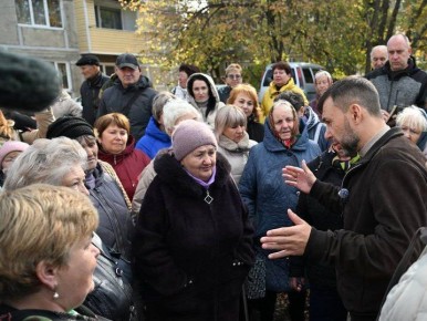 Сотрудники предприятия «Вода Донбасса» продолжают активно проводить встречи с жителями, чтобы ответить на интересующие вопросы и обсудить актуальные темы