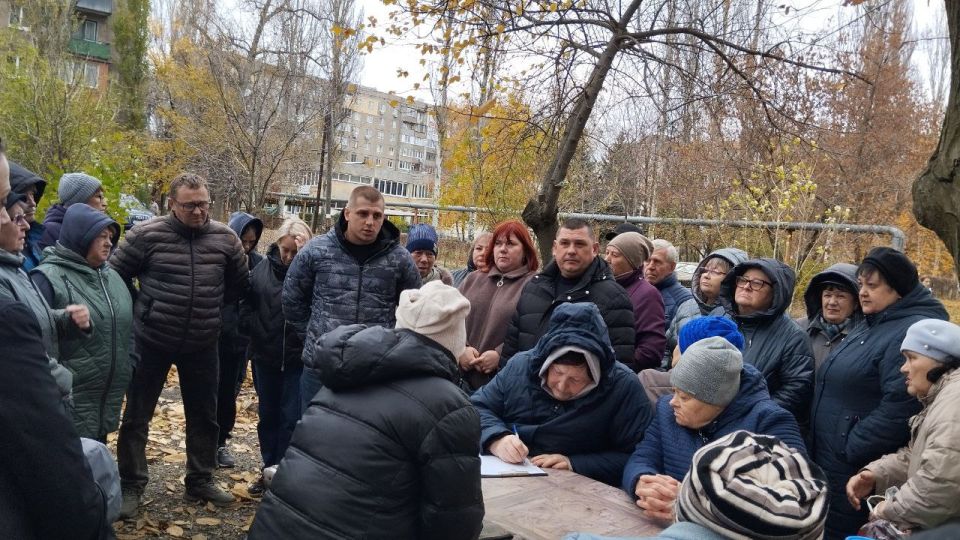 Сегодня, 1 ноября руководитель Управы Червоногвардейского внутригородского района Администрации городского округа Макеевка Антон Гринзовский провел встречу с жителями жилого массива Калинина возле дома № 7 по улице...