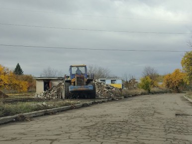 Сегодня, 1 ноября, с целью приведения территории в надлежащее санитарное состояние силами Макеевского филиала ГУП ДНР «Донснабкомплект» ведутся работы по вывозу строительного мусора по ул. Кремлевской в районе водопроводной...