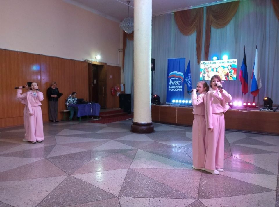Сегодня, 1 ноября в рамках партийного проекта «Историческая память» Всероссийской политической партии «Единая Россия» в МБУ «ДК им. К.И. Поченкова» прошла концертная программа «Россия – это мы!», посвящённая празднованию Дня... Сегодня, 1 ноября в рамках партийного проекта «Историческая память» Всероссийской политической партии «Единая Россия» в МБУ «ДК им. К.И. Поченкова» прошла концертная программа «Россия – это мы!», посвящённая празднованию Дня...