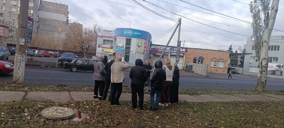 Сегодня, 1 ноября лидер общественного мнения Юрий Сирош провел встречу с жителями жилого массива Горького по адресу: улица Малиновского, 2-а Сегодня, 1 ноября лидер общественного мнения Юрий Сирош провел встречу с жителями жилого массива Горького по адресу: улица Малиновского, 2-а