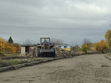 Сегодня, 1 ноября, с целью приведения территории в надлежащее санитарное состояние силами Макеевского филиала ГУП ДНР «Донснабкомплект» ведутся работы по вывозу строительного мусора по ул. Кремлевской в районе водопроводной...