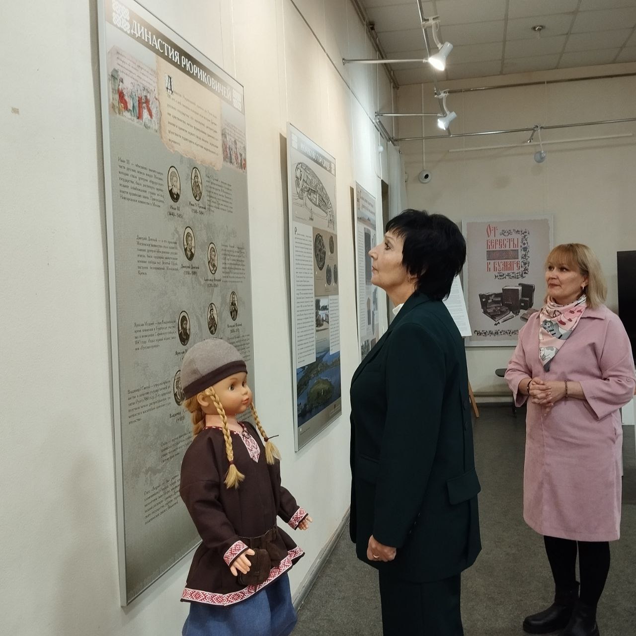Валентина Харлашка: В Макеевском художественно-краеведческом музее ко Дню народного единства открылась выставка «Герои нашей истории» Валентина Харлашка: В Макеевском художественно-краеведческом музее ко Дню народного единства открылась выставка «Герои нашей истории»