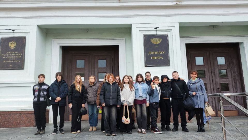 КАНИКУЛЫ С ПОЛЬЗОЙ. Учащиеся ГБОУ "СШ № 12 Г.О. МАКЕЕВКА" побывали на опере "Евгений Онегин" в Донецком государственном академическом театре оперы и балета имени А.Б. Соловьяненко города Донецка