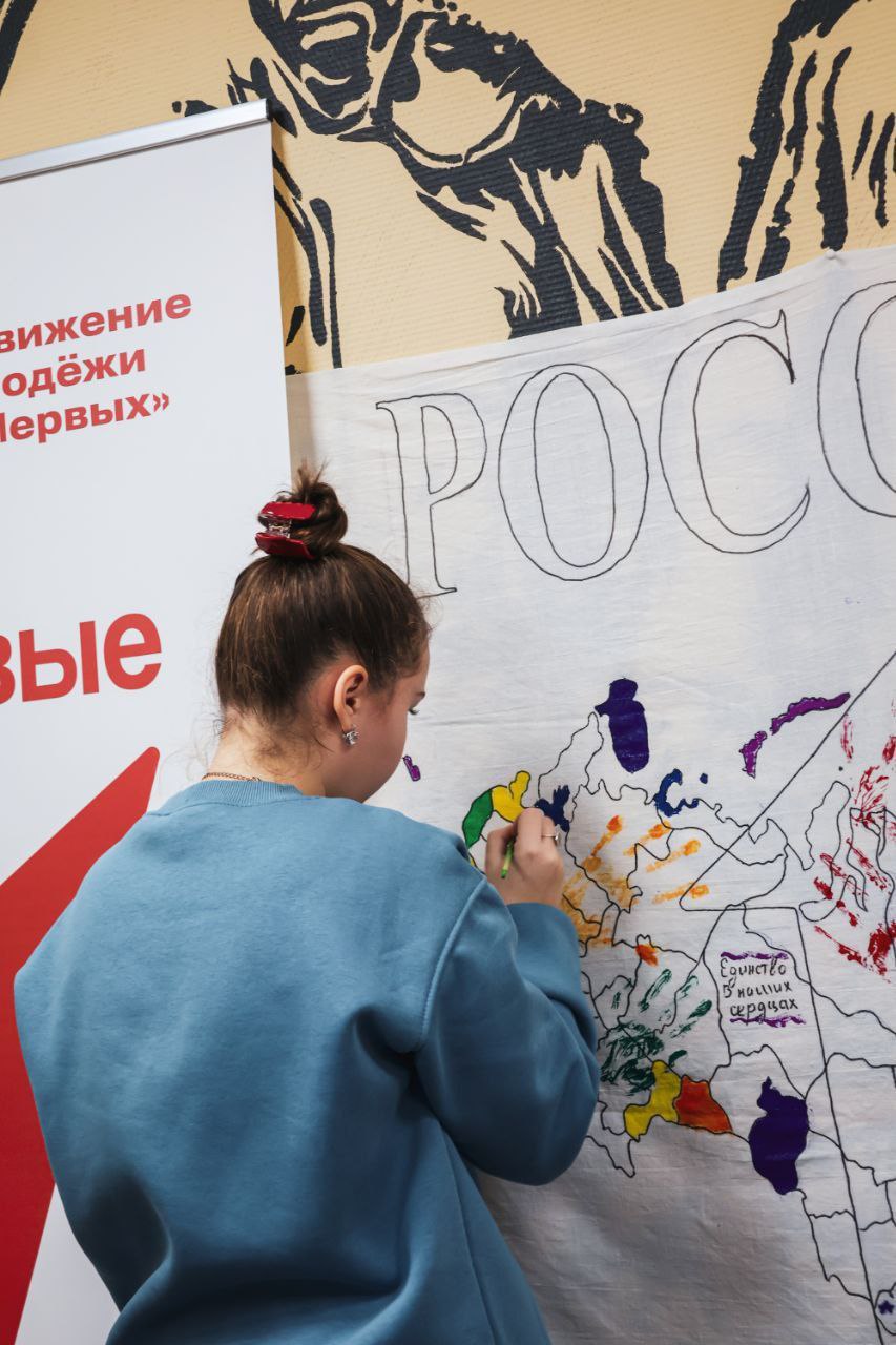 Владислав Ключаров: Макеевские ребята, вооружившись красками, кистями и вдохновением, превратили пространство «Точки» в настоящую творческую мастерскую Владислав Ключаров: Макеевские ребята, вооружившись красками, кистями и вдохновением, превратили пространство «Точки» в настоящую творческую мастерскую