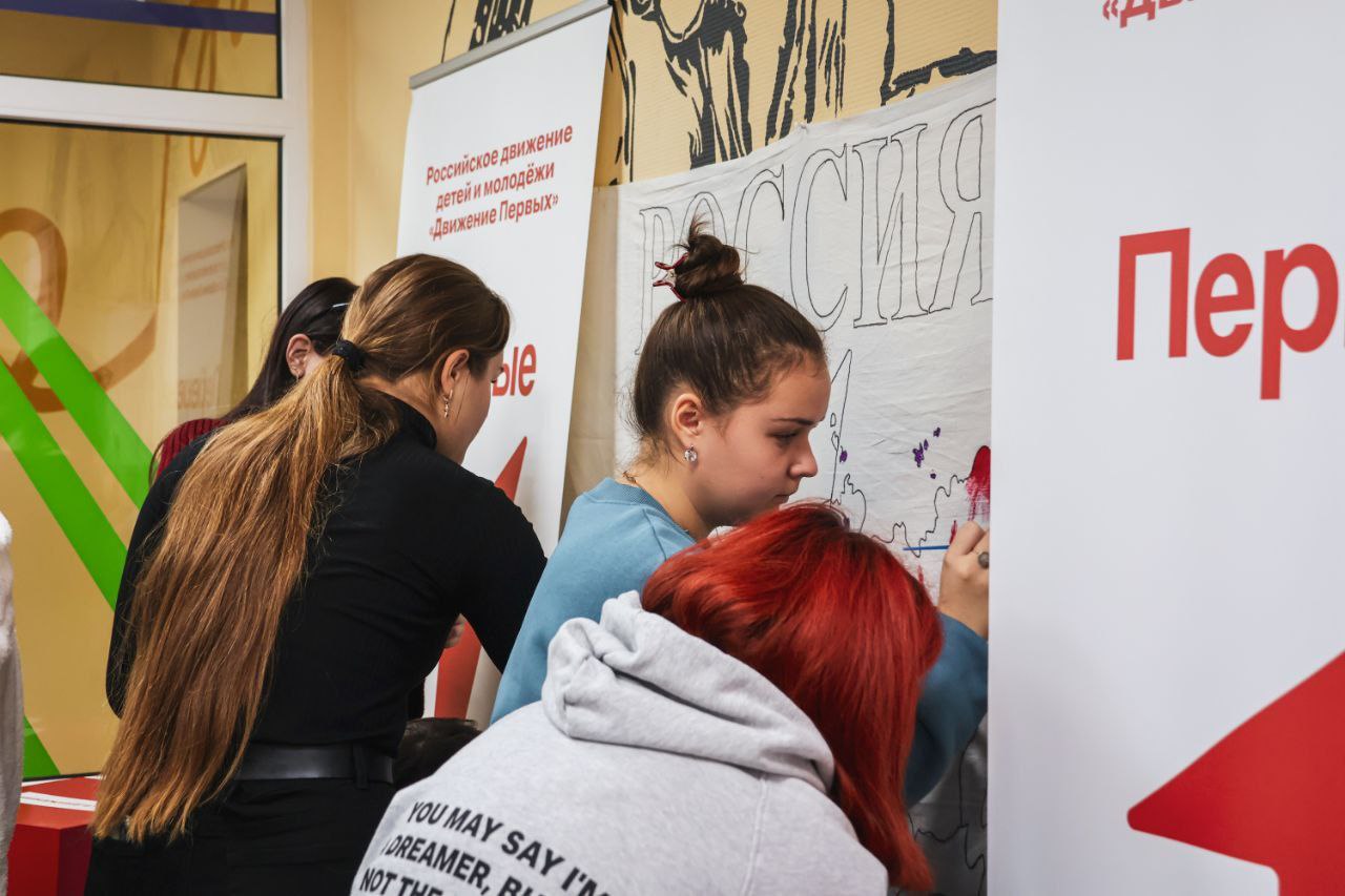 Владислав Ключаров: Макеевские ребята, вооружившись красками, кистями и вдохновением, превратили пространство «Точки» в настоящую творческую мастерскую Владислав Ключаров: Макеевские ребята, вооружившись красками, кистями и вдохновением, превратили пространство «Точки» в настоящую творческую мастерскую