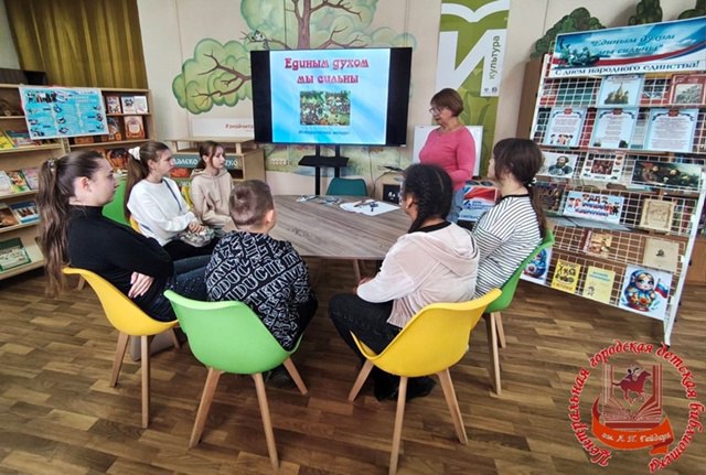 В Макеевке провели исторический час «Единым духом мы сильны» В Макеевке провели исторический час «Единым духом мы сильны»