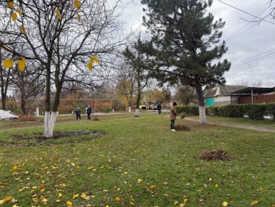 1 ноября, коллектив МУНИЦИПАЛЬНОГО БЮДЖЕТНОГО УЧРЕЖДЕНИЯ "ЦЕНТР КУЛЬТУРЫ И ДОСУГА ПГТ КРИНИЧНАЯ ГОРОДСКОГО ОКРУГА МАКЕЕВКА" провели сезонные работы по уборке территории от мусора, листьев и травы с целью реализации...