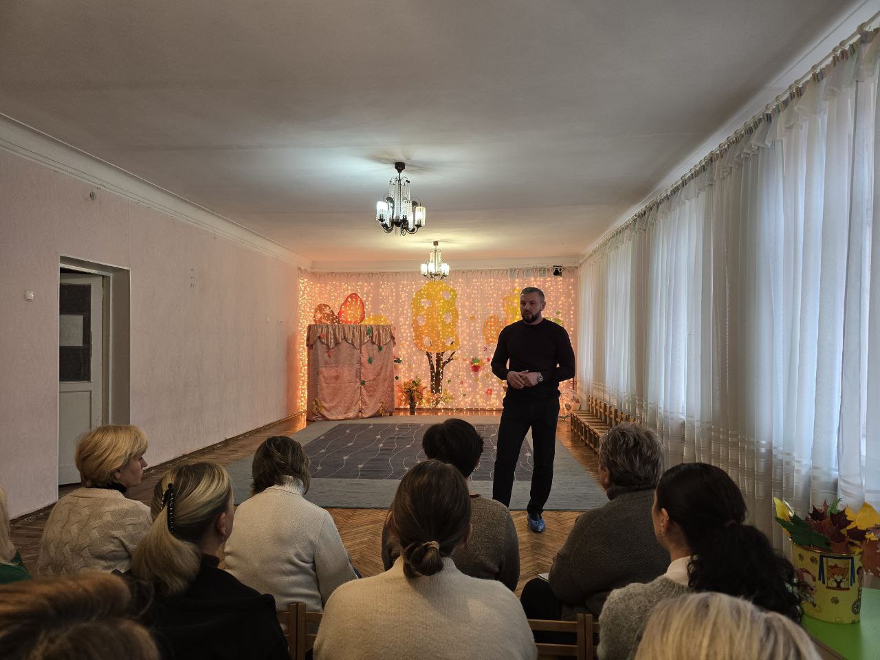 Сегодня, 5 ноября, спикер-активист Алексей Боршош провел встречу с трудовым коллективом Государственного казенного дошкольного образовательного учреждения «Детский сад № 119 общеразвивающего вида городского округа Макеевка»... Сегодня, 5 ноября, спикер-активист Алексей Боршош провел встречу с трудовым коллективом Государственного казенного дошкольного образовательного учреждения «Детский сад № 119 общеразвивающего вида городского округа Макеевка»...