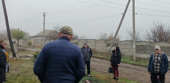 Сегодня, 5 ноября, в рамках поручения Главы ДНР Дениса Пушилина, спикер-активист Ольга Осипчук провела встречу с жителями пгт Ясиновка по ул. Советская, 6