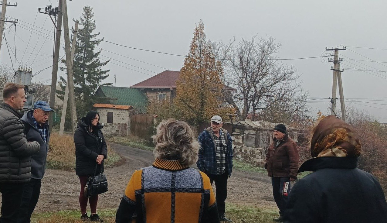 Сегодня, 5 ноября, в рамках поручения Главы ДНР Дениса Пушилина, спикер-активист Ольга Осипчук провела встречу с жителями пгт Ясиновка по ул. Советская, 6 Сегодня, 5 ноября, в рамках поручения Главы ДНР Дениса Пушилина, спикер-активист Ольга Осипчук провела встречу с жителями пгт Ясиновка по ул. Советская, 6