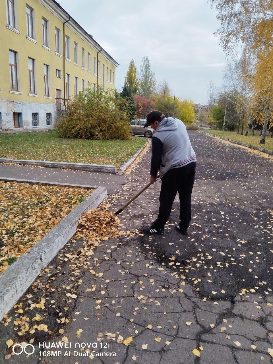 1 ноября в золотой, осенний день Дворец культуры ясиновцев организовал субботник по уборке нашей площади, с целью реализации партийного проекта "Городская Среда" 1 ноября в золотой, осенний день Дворец культуры ясиновцев организовал субботник по уборке нашей площади, с целью реализации партийного проекта "Городская Среда"