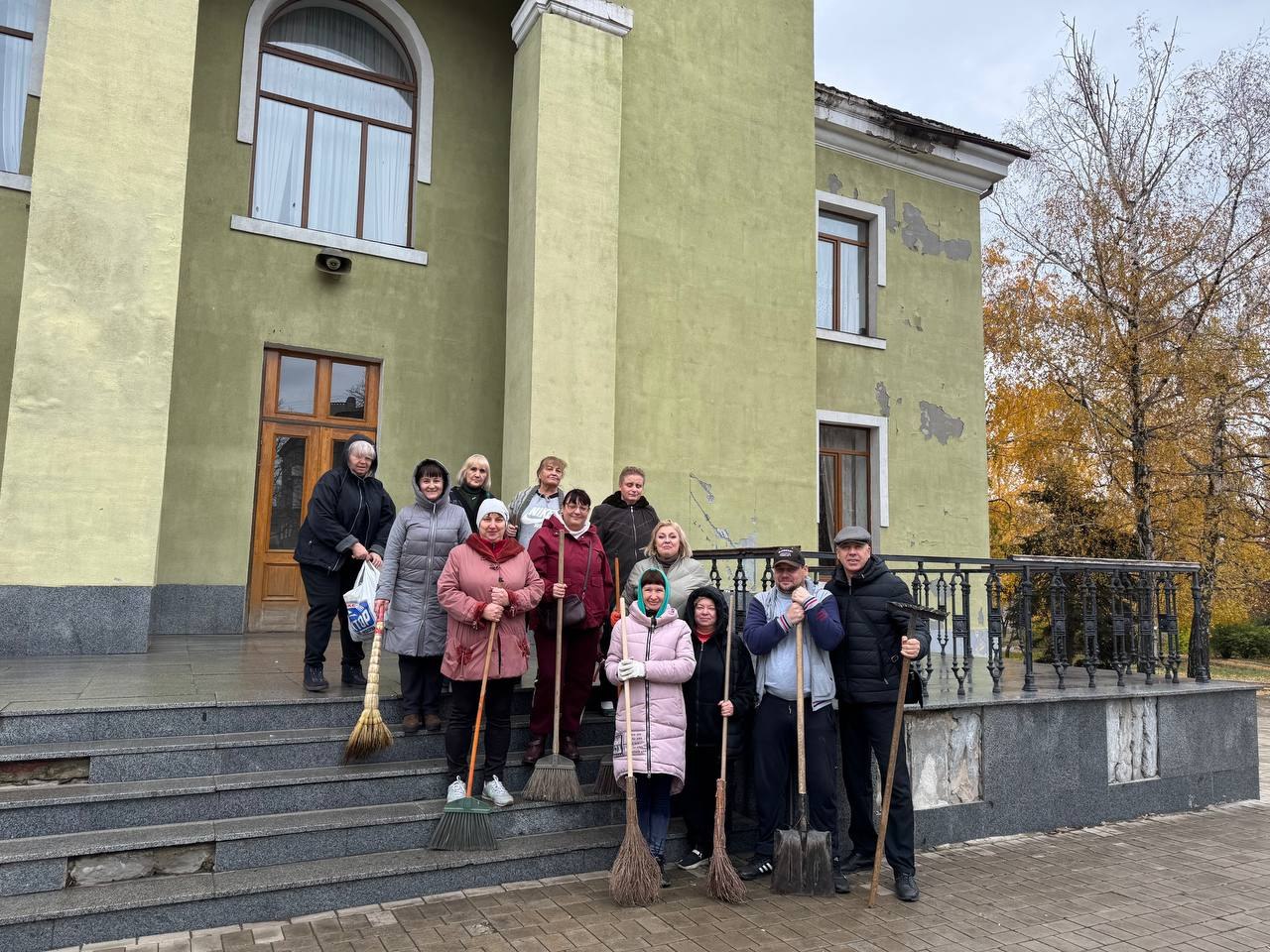 1 ноября в золотой, осенний день Дворец культуры ясиновцев организовал субботник по уборке нашей площади, с целью реализации партийного проекта "Городская Среда"
