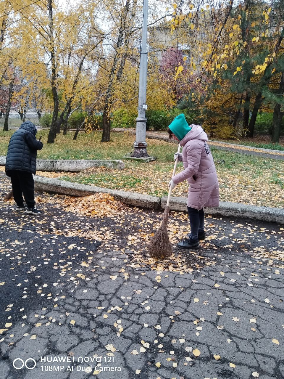 1 ноября в золотой, осенний день Дворец культуры ясиновцев организовал субботник по уборке нашей площади, с целью реализации партийного проекта "Городская Среда" 1 ноября в золотой, осенний день Дворец культуры ясиновцев организовал субботник по уборке нашей площади, с целью реализации партийного проекта "Городская Среда"