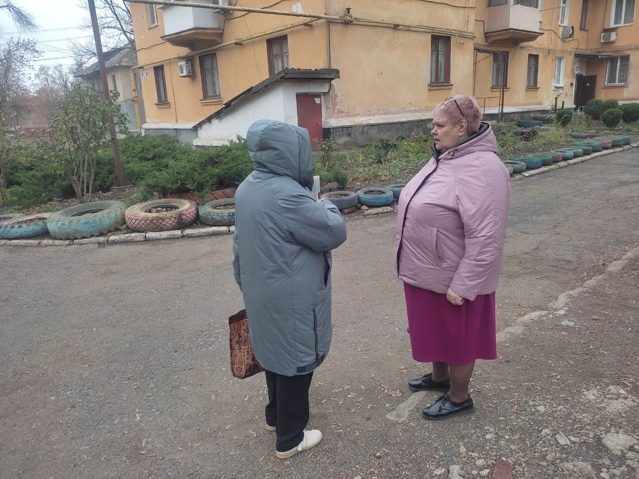 6 ноября, во исполнение поручения Главы ДНР Дениса Пушилина, спикер-активист Валентина Карпова провела встречу с жителями Кировского района по ул. Жукова, 13 6 ноября, во исполнение поручения Главы ДНР Дениса Пушилина, спикер-активист Валентина Карпова провела встречу с жителями Кировского района по ул. Жукова, 13