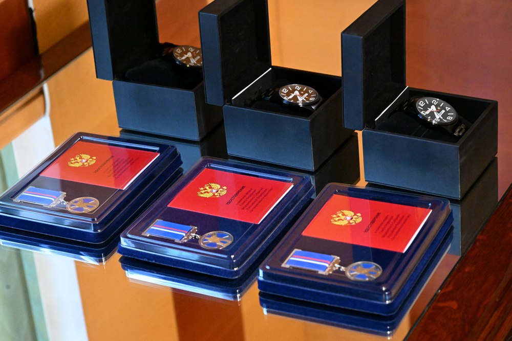 Александр Подгорный: С сенатором РФ Натальей Никоноровой вручили юным героям Александру Скакуну, Александру Маршалу и Всеволоду Новикову медали Совета Федерации «За проявленное мужество» Александр Подгорный: С сенатором РФ Натальей Никоноровой вручили юным героям Александру Скакуну, Александру Маршалу и Всеволоду Новикову медали Совета Федерации «За проявленное мужество»