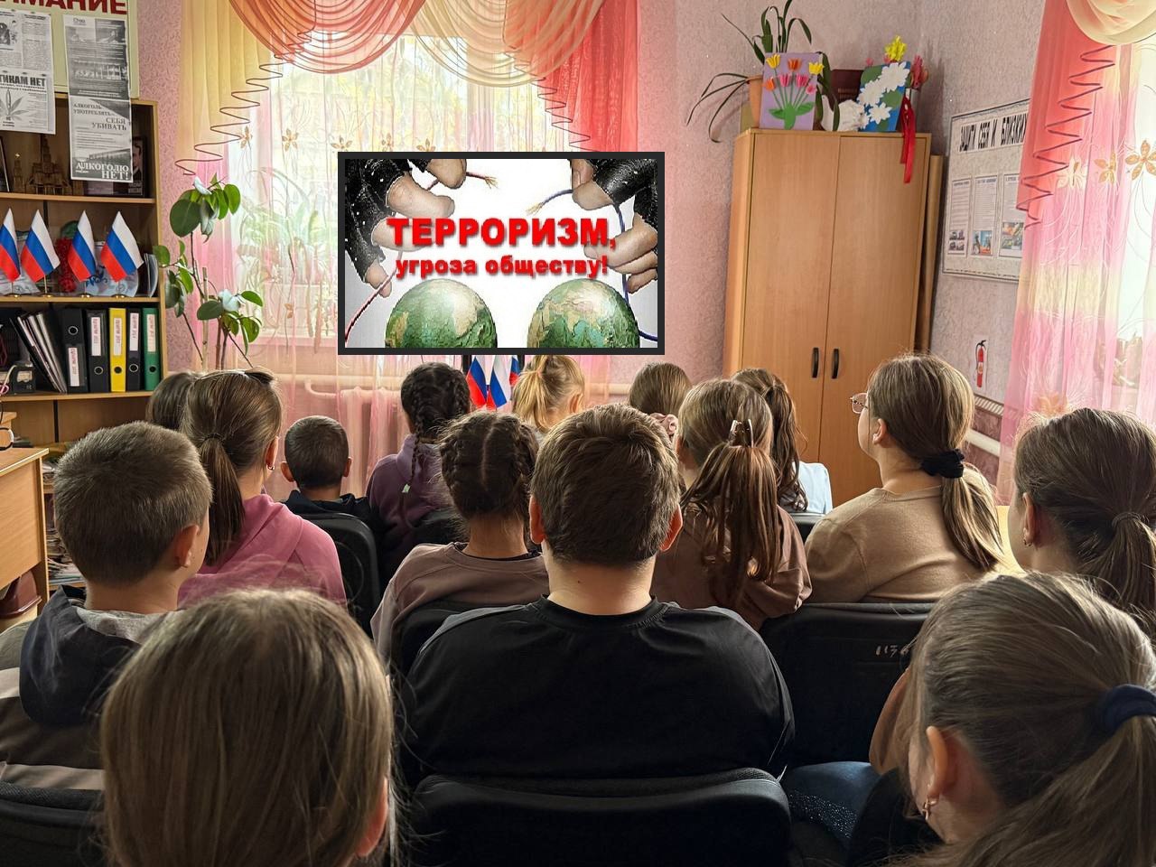 1 ноября в Муниципальном бюджетном учреждении «Клуб пгт Грузско-Зорянское» городского округа Макеевка, с целью реализации проекта «Российское село» партии Единая Россия прошел тематический час «Терроризм: будьте бдительны!»