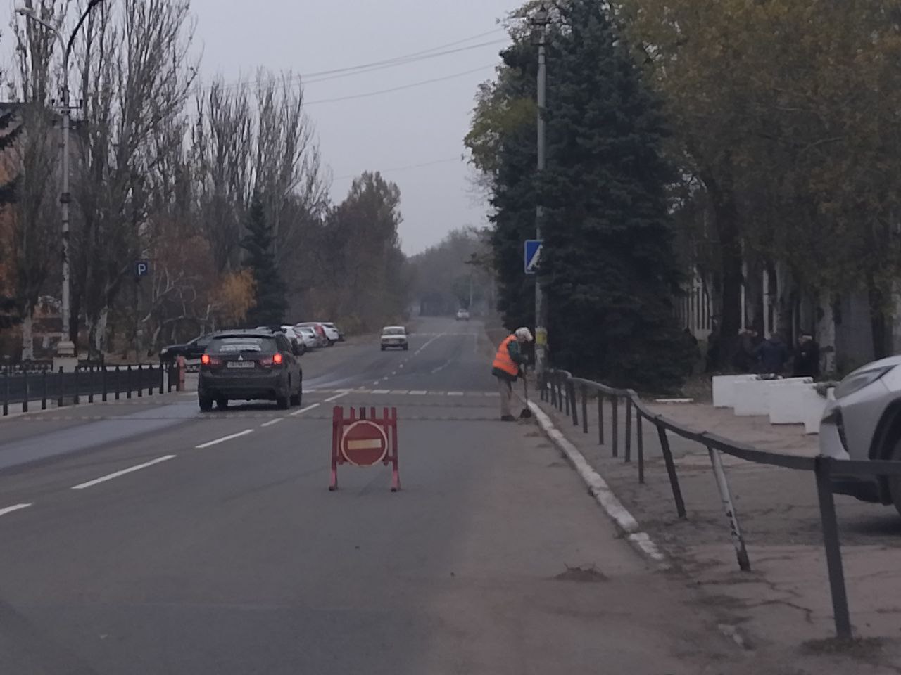 Сегодня, 6 ноября, с целью приведения территории в надлежащее санитарное состояние силами Филиала № 3 «Макеевский металлургический завод» ООО «Южный горно-металлургический комплекс – Донецк» проведены работы по уборке смета...